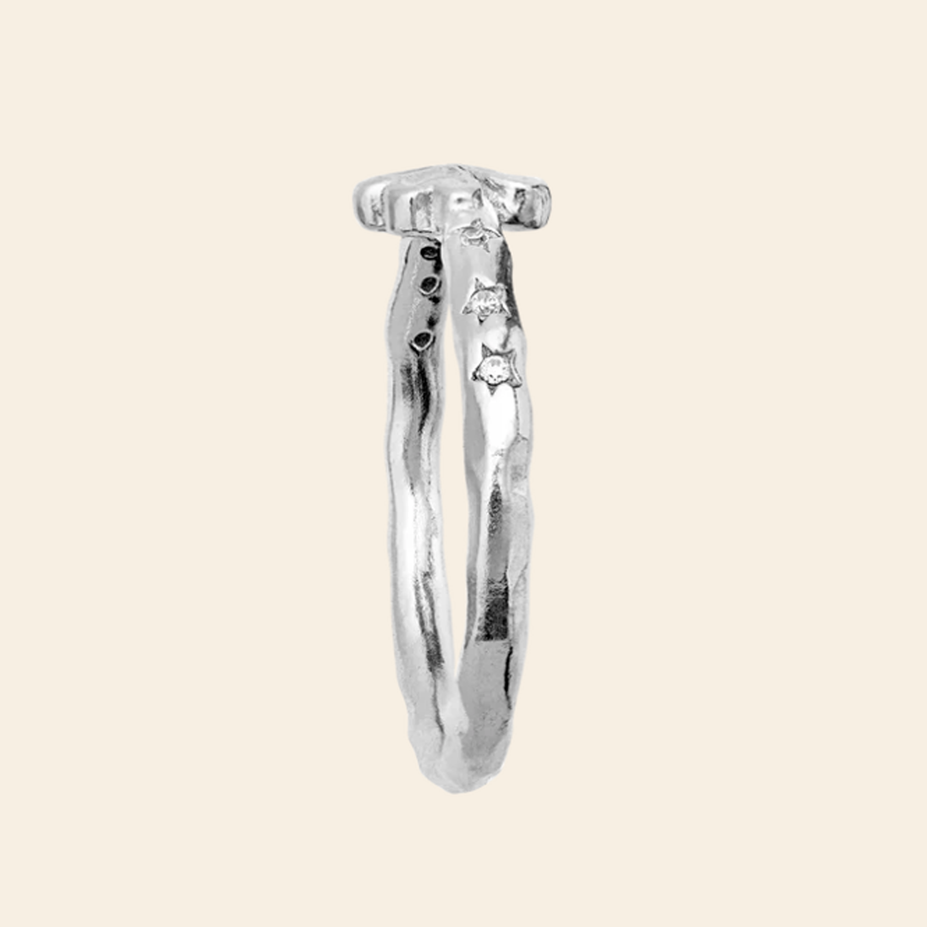 Maanesten Clover ring i sterlingsølv set fra siden med organisk formet ringskinne og hvid zirkonia.