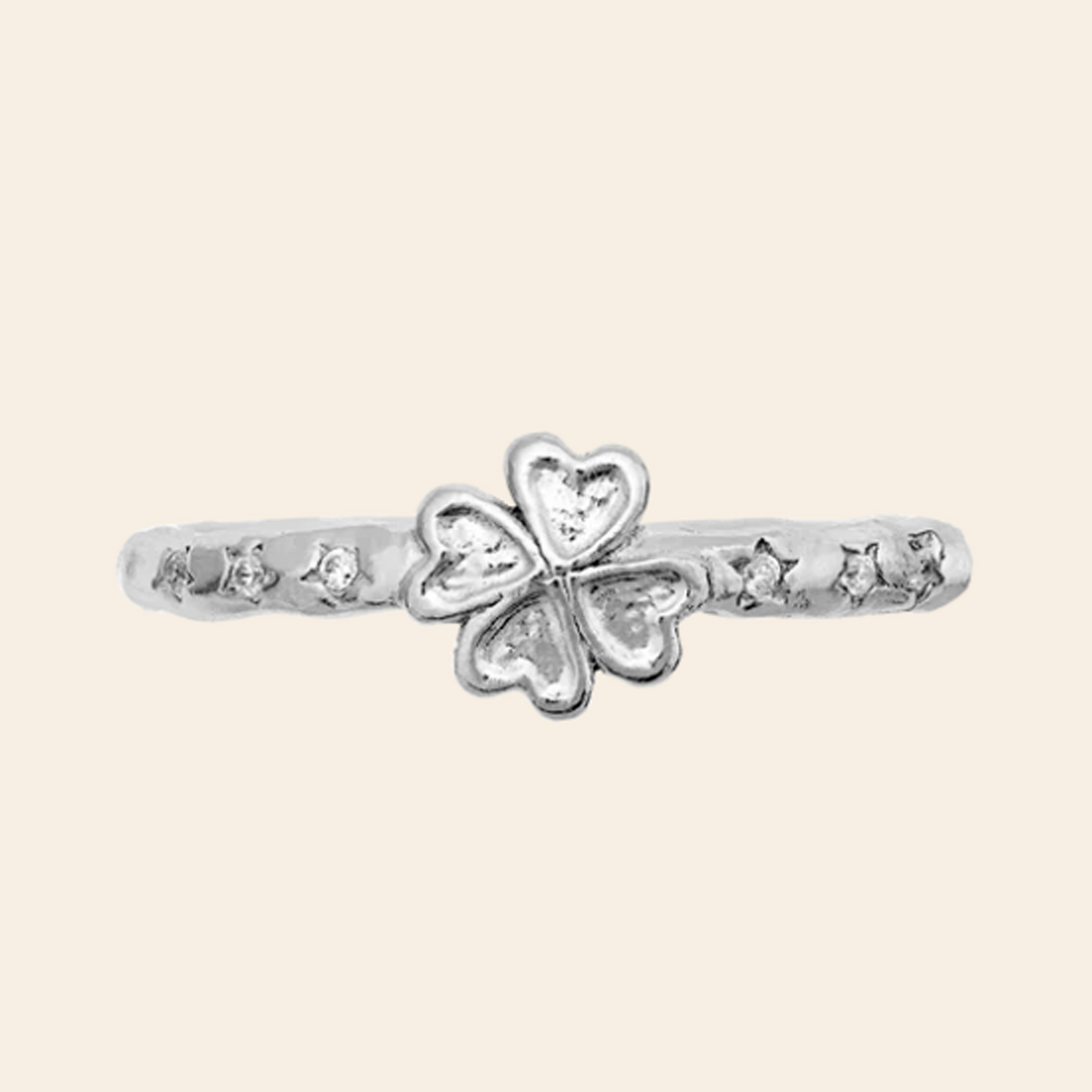 Maanesten Clover ring i sterlingsølv set oppefra med dekorativt firkløverdesign og små zirkonia sten.