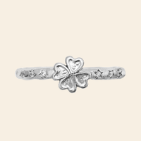 Maanesten Clover ring i sterlingsølv set oppefra med dekorativt firkløverdesign og små zirkonia sten.