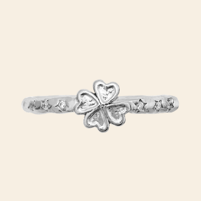Maanesten Clover ring i sterlingsølv set oppefra med dekorativt firkløverdesign og små zirkonia sten.
