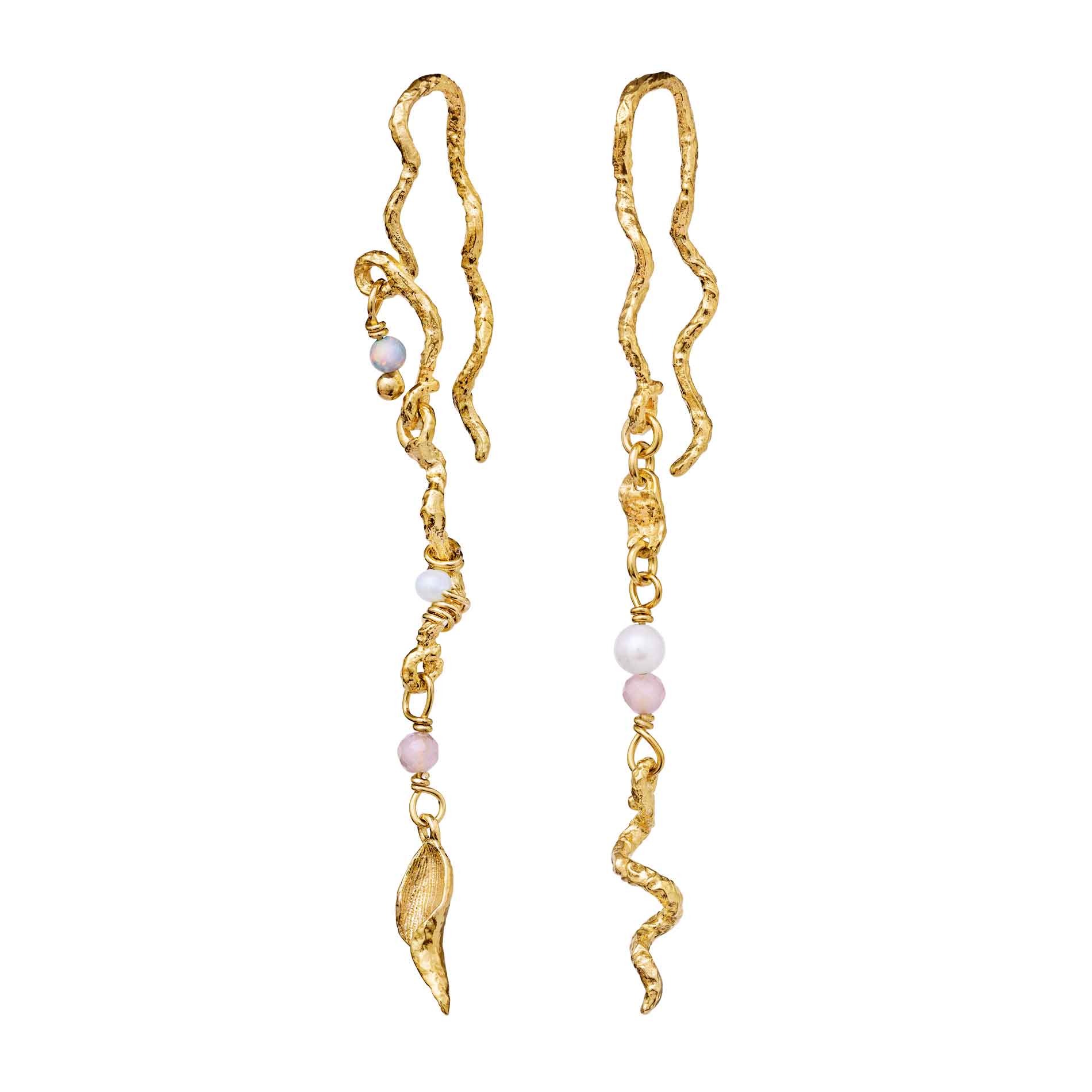 Forgyldte ørebøjler fra Mannesten i bølget design med perler, opal og akvamarin