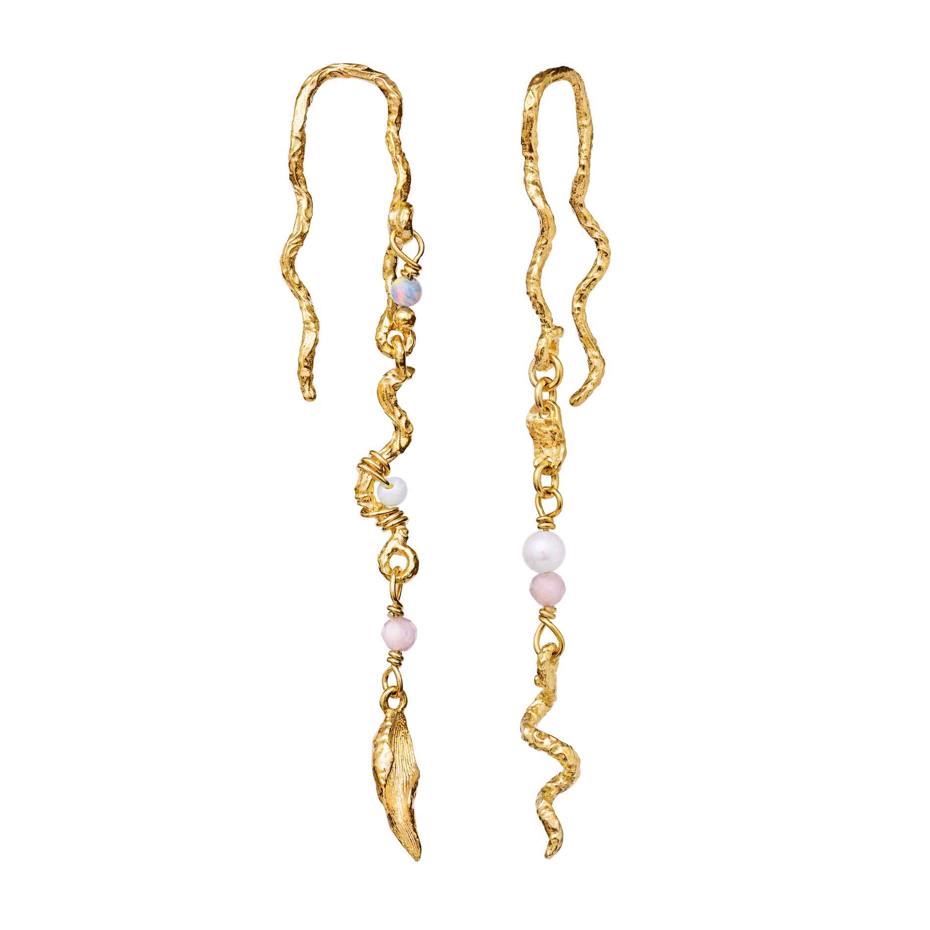 Forgyldte ørebøjler fra Mannesten i bølget design med perler, opal og akvamarin