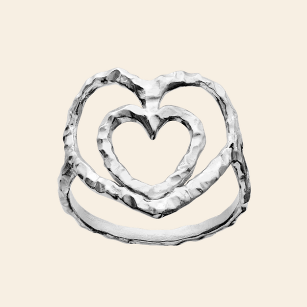 Maanesten Felicity ring i genanvendt sterlingsølv (925) med dobbelt hjerteformet design.