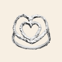 Maanesten Felicity ring i genanvendt sterlingsølv (925) med dobbelt hjerteformet design.