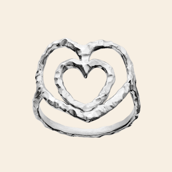 Maanesten Felicity ring i genanvendt sterlingsølv (925) med dobbelt hjerteformet design.