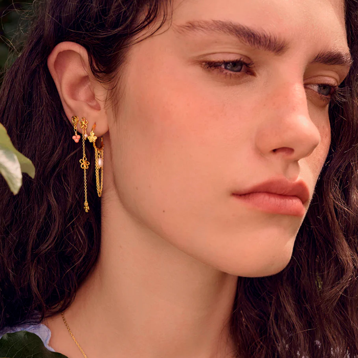 Model med Maanesten Felixa øreringe i forgyldt sølv med ferskvandsperle