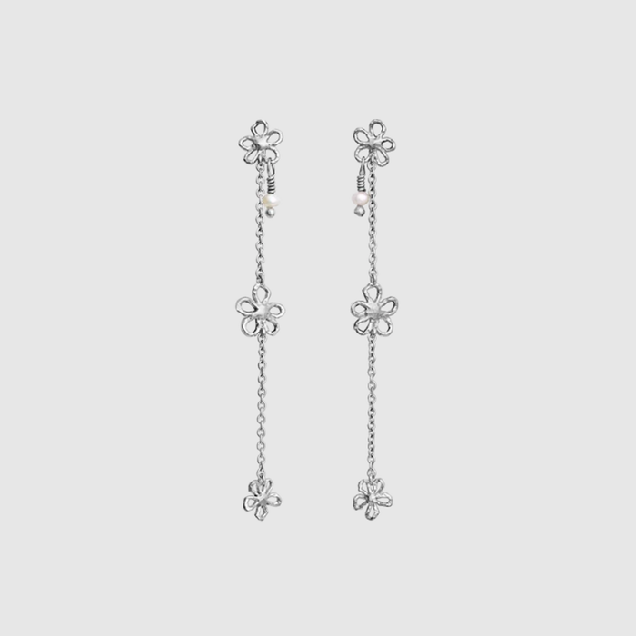 Maanesten Felixa øreringe i sterlingsølv med blomsterdetaljer og ferskvandsperle
