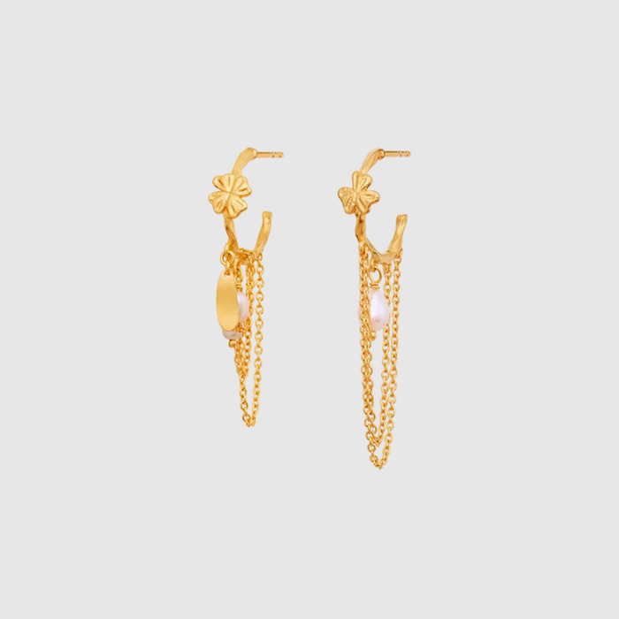 Maanesten Inara øreringe i forgyldt sterlingsølv med kæder og ferskvandsperle