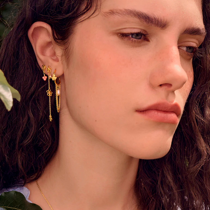 Model med Maanesten Inara øreringe i forgyldt sølv med ferskvandsperle