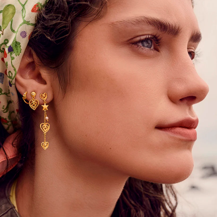 Model med Maanesten Irena øreringe i forgyldt sølv med ferskvandsperle