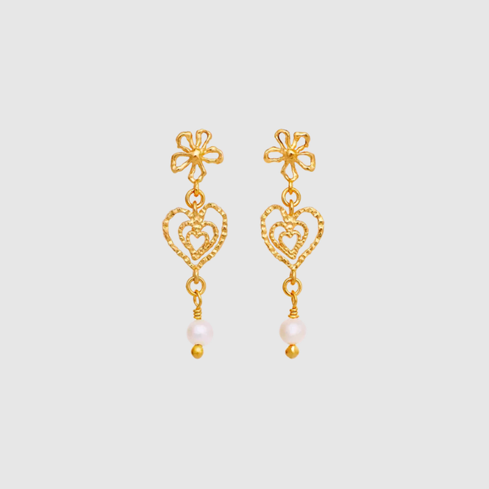 Maanesten Izabel øreringe i forgyldt sterlingsølv med hjertevedhæng og ferskvandsperle