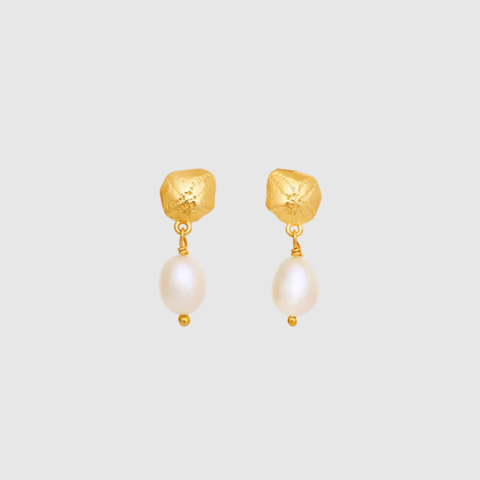 Maanesten Kioku øreringe i forgyldt sterlingsølv med ferskvandsperle