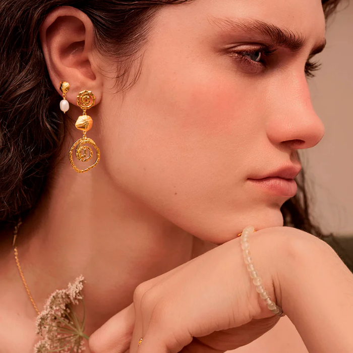 Model med Maanesten Kioku øreringe i sterlingsølv med ferskvandsperle