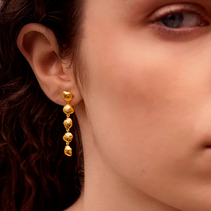 Model med Maanesten Kishi øreringe i forgyldt sølv