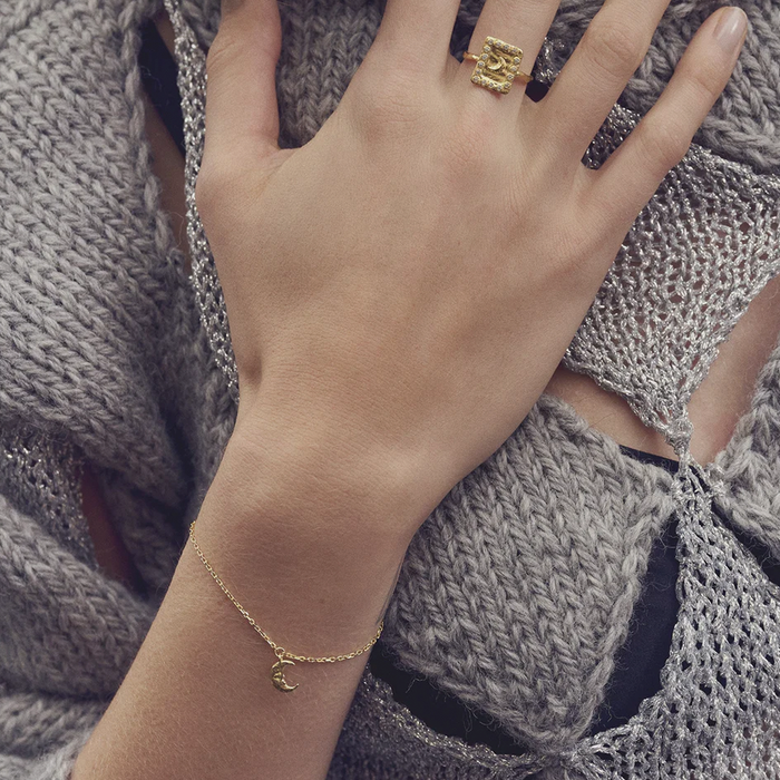 Maanesten Laura armbånd i 18 karat forgyldt sterlingsølv vist på håndled