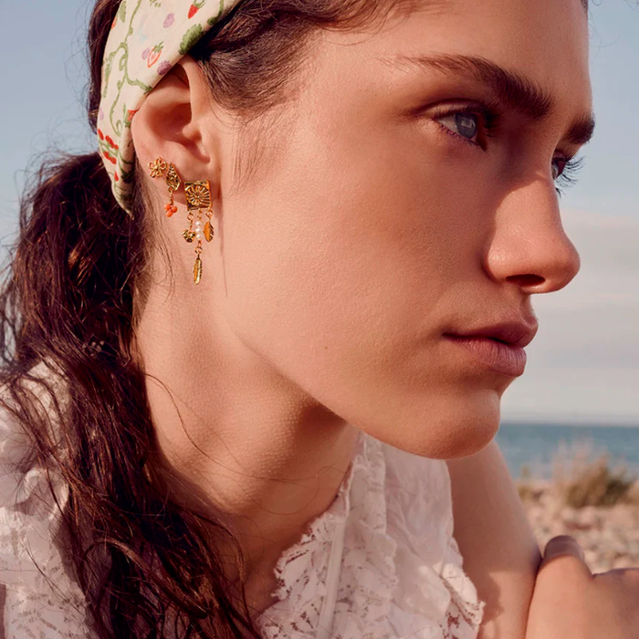 Model med Maanesten Liz øreringe i forgyldt sølv med månesten og perle