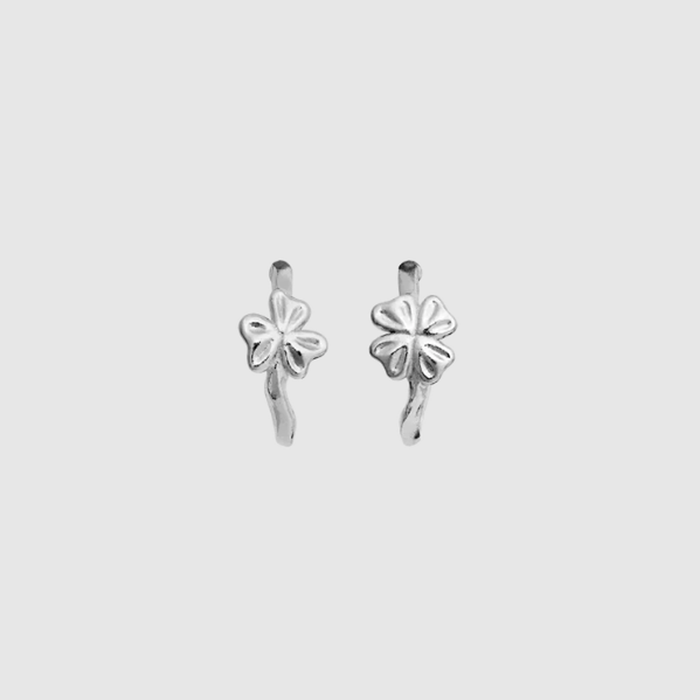 Maanesten Nadine øreringe i genanvendt sterlingsølv med blomsterdesign