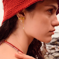 Model med Maanesten Nicola øreringe i forgyldt sølv og ferskvandsperler i øret