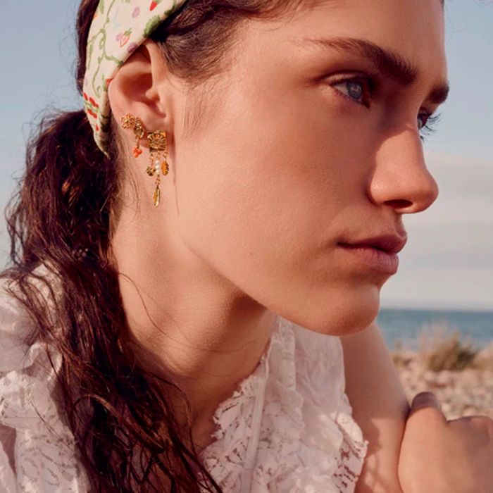 Model bærer Maanesten Paula øreringe i sterlingsølv som en del af et personligt øreringelook.