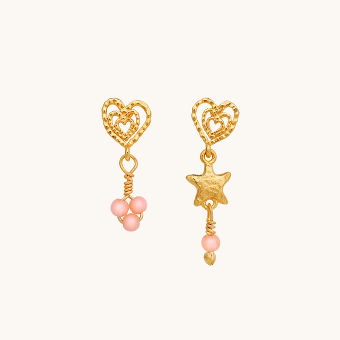 Maanesten Vibe øreringe i genanvendt forgyldt sterlingsølv (925) med hjerter, stjerne og pink opal.