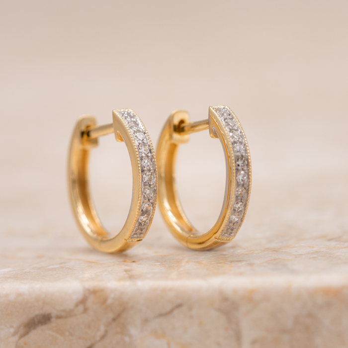 Madrid creoler i 14 kt. guld med diamanter set fra siden

