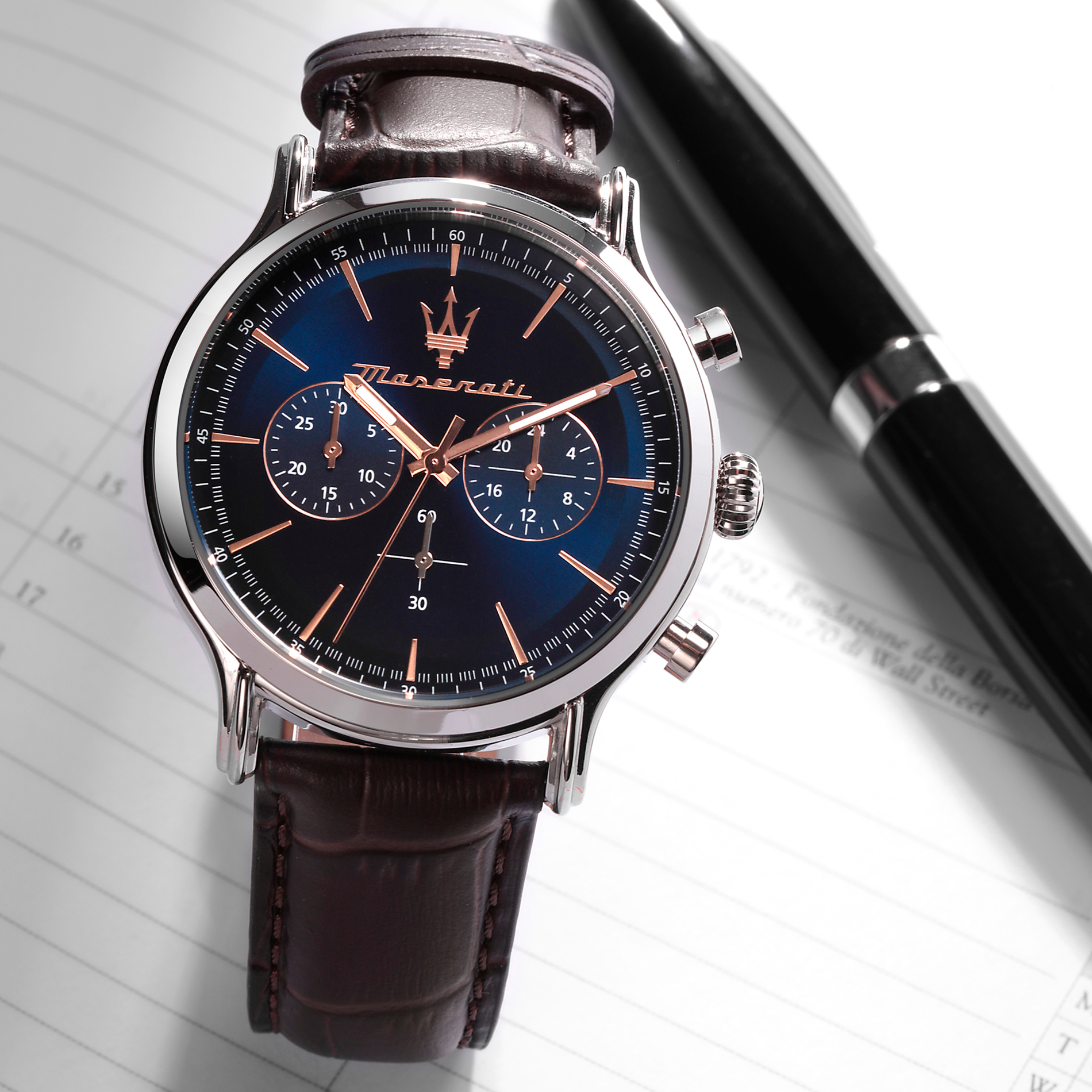 Maserati Epoca Chronograph herreur med brun læderrem vist i livsstilsmiljø.