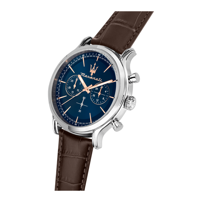 Skrå vinkel af Maserati Epoca Chronograph med blå urskive og brun læderrem.