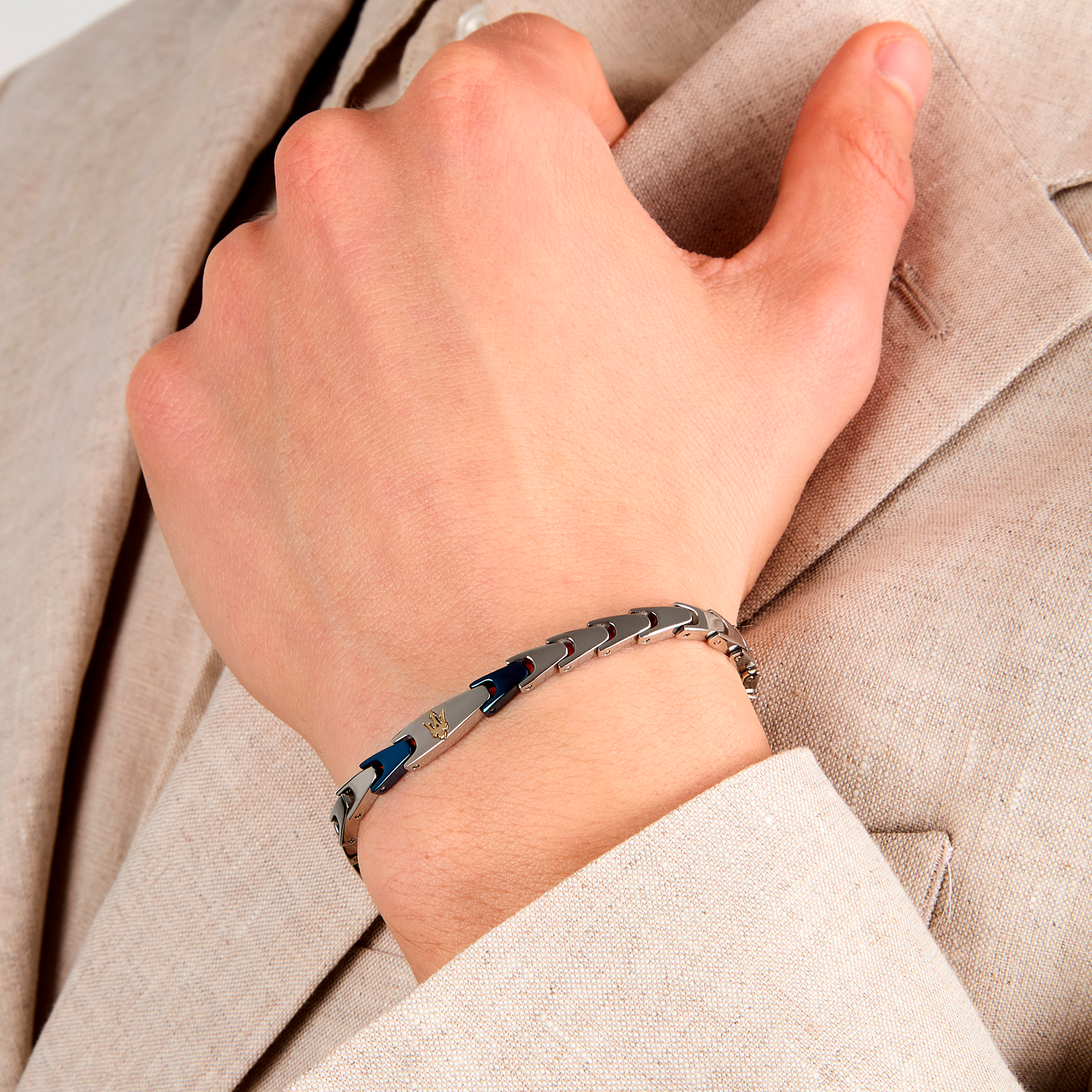 Maserati armbånd på hånd med elegante stålled