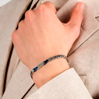 Maserati armbånd på hånd med elegante stålled