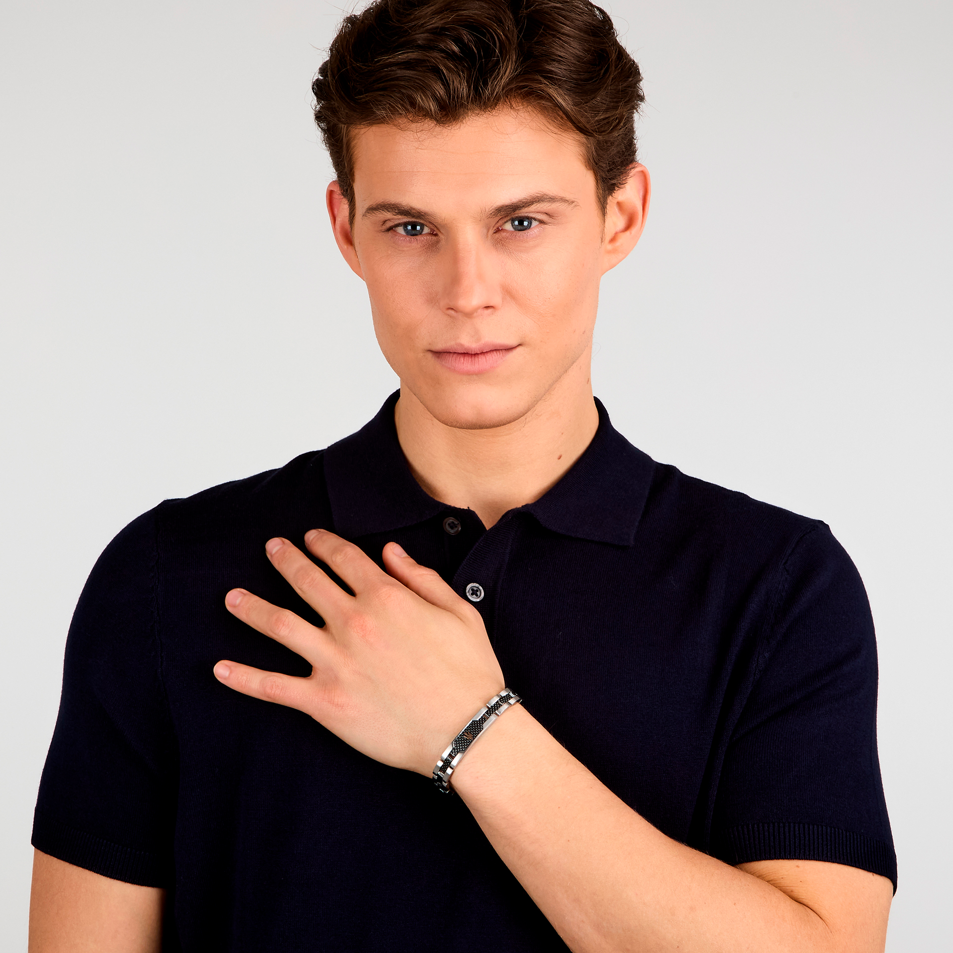 Maserati herrearmbånd på model med elegant og maskulint design