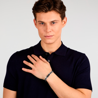 Maserati herrearmbånd på model med elegant og maskulint design