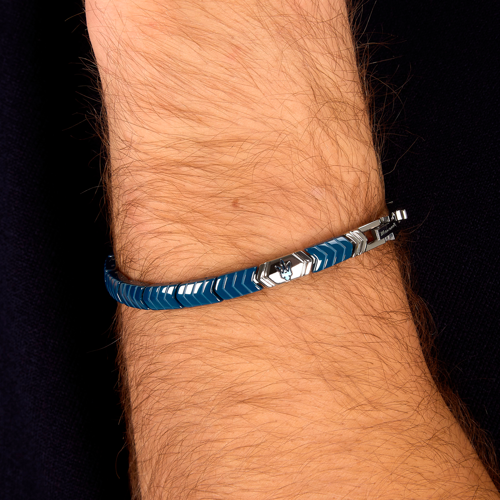 Maserati JM226ATZ87 herrearmbånd i blå keramik og stål båret på håndleddet