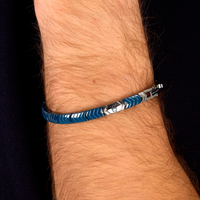 Maserati JM226ATZ87 herrearmbånd i blå keramik og stål båret på håndleddet