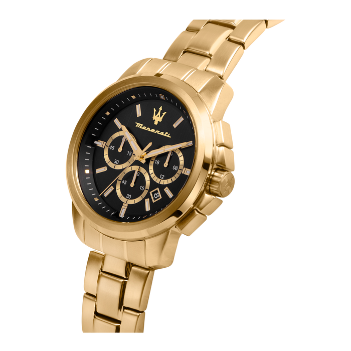 Vinklet nærbillede af Maserati Successo Chronograph med sort urskive og guldfarvede detaljer.