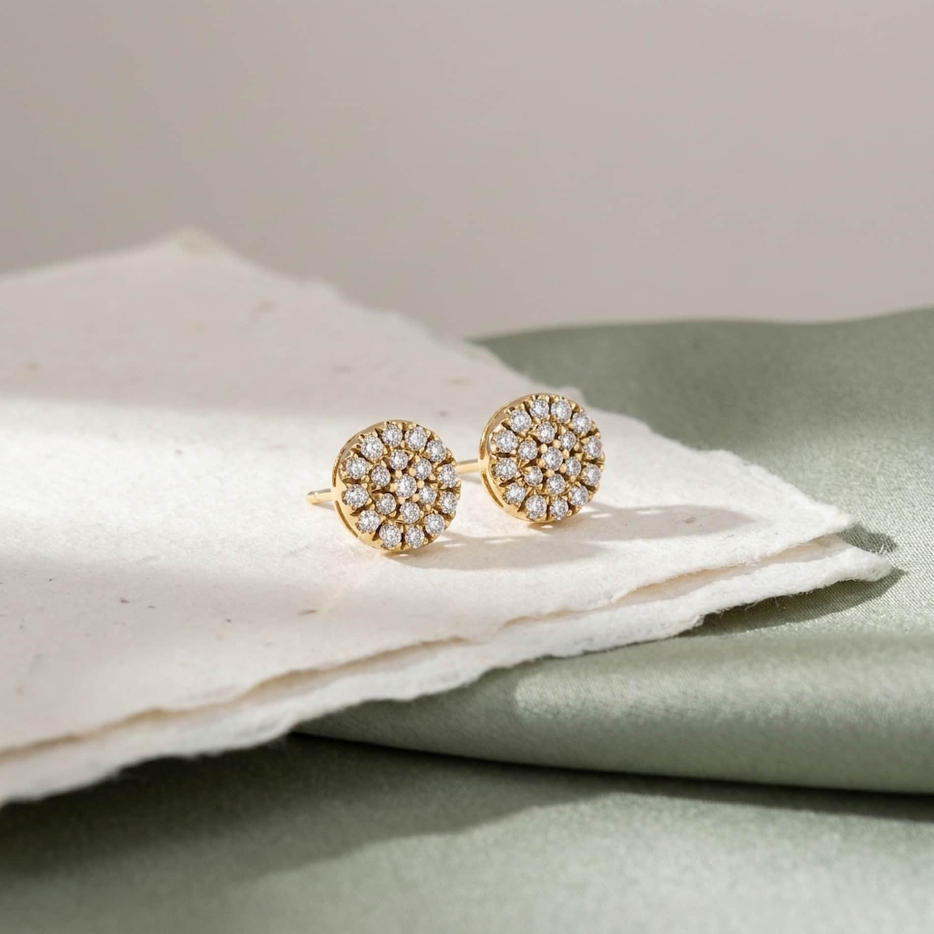 Mia ørestikker i 18 karat guld med 0,12 ct. hvide diamanter