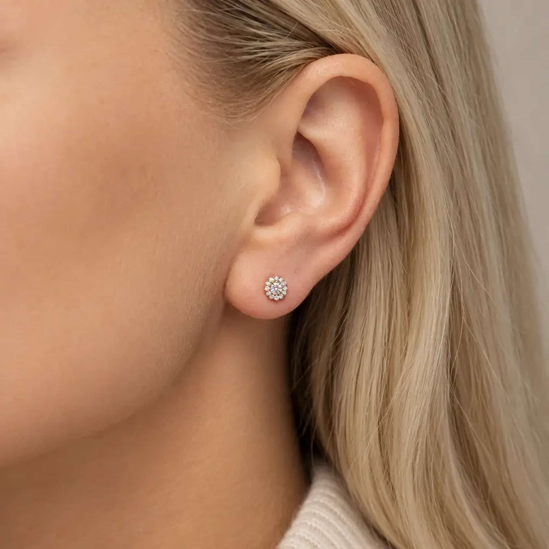 Mia diamantørestikker i 18 karat guld med 38 hvide diamanter
