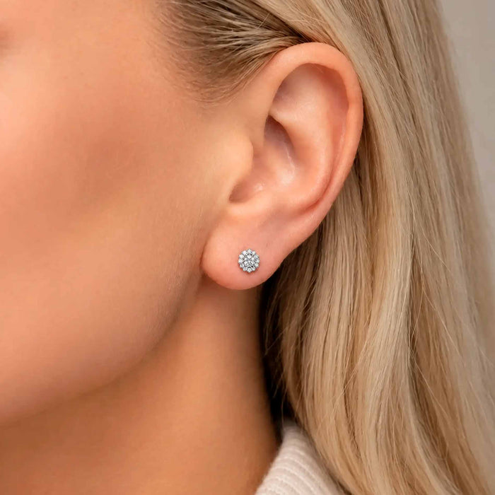Mia diamantørestikker i 18 karat guld med 0,12 carat diamanter båret på øret