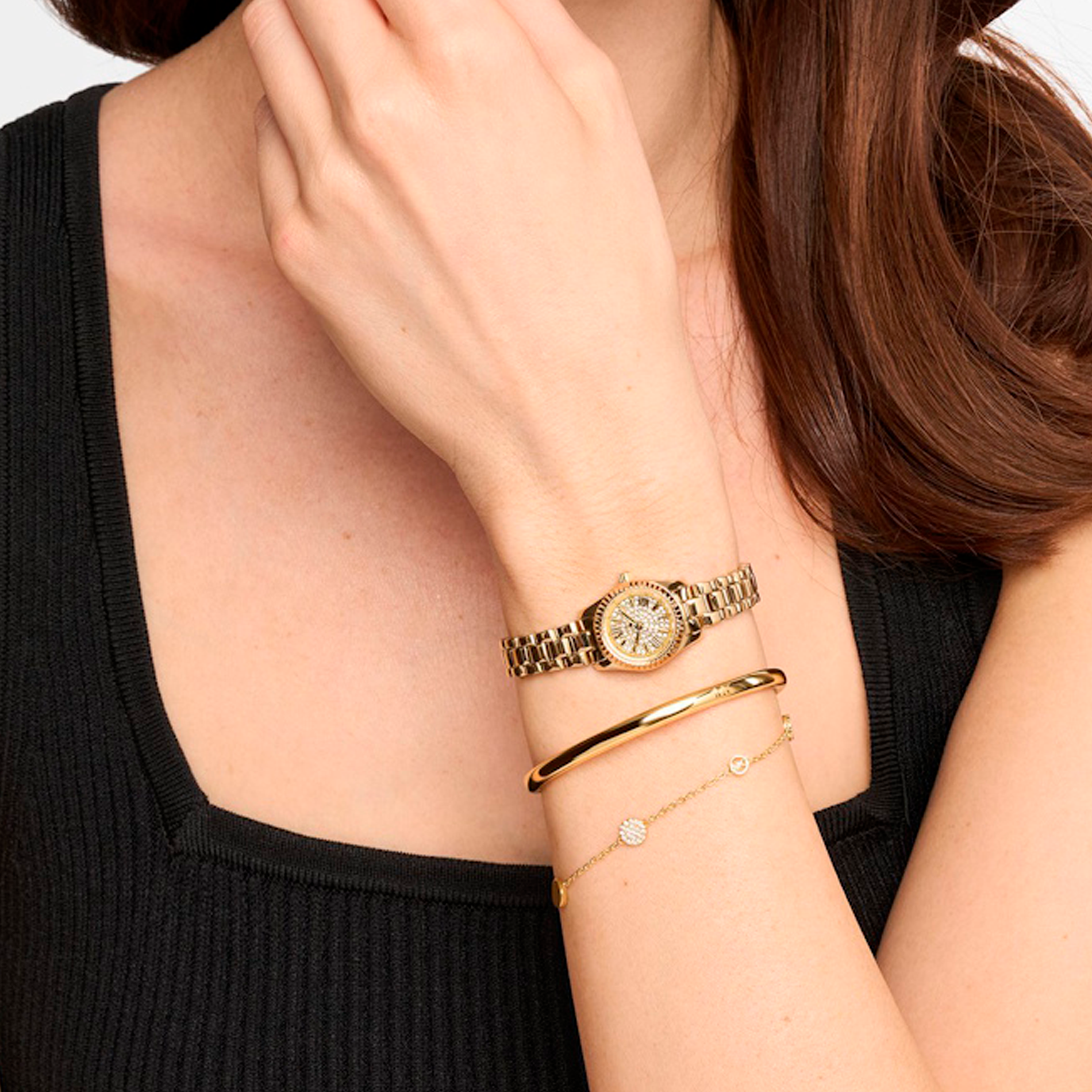 Michael Kors Lexington Set med ur, armbånd og armring båret på håndled.