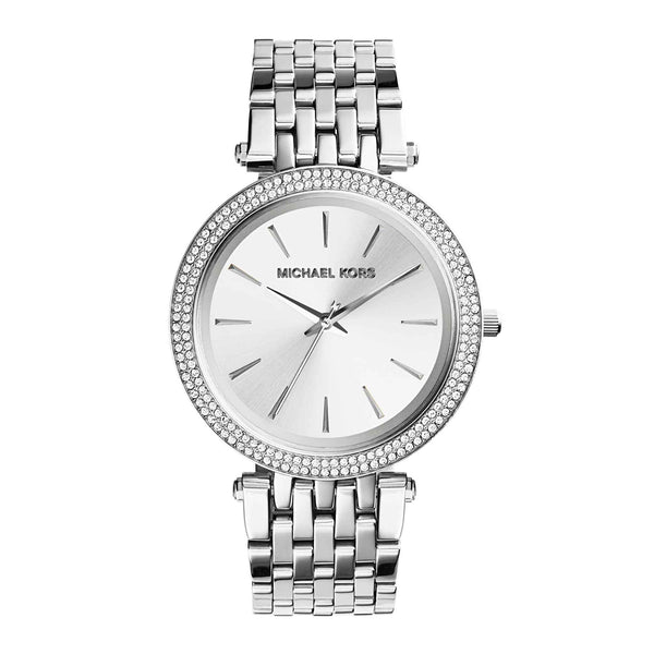 Sølvfarvet Michael Kors Darci MK3190 dameur med sølvfarvet urskive og funklende hvide sten rundt i kransen. Uret er set forfra.