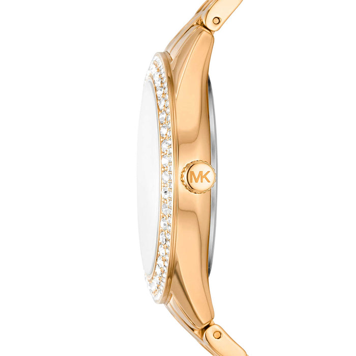 Guldfarvet Michael Kors Harlowe MK4708 dameur med gylden urskive og guldfarvet lænke. Uret har mange funklende sten på skive og krans. Uret er set fra siden.
