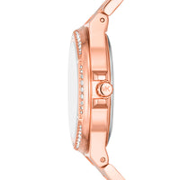 Rosafarvet Michael Kors Lennox MK7229 dameur med rosa urskive og rosafarvet lænke. Uret har mange funklende sten på skive og krans. På skiven står logoet MK. Uret er set fra siden.