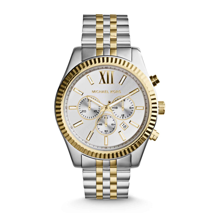 Sølvfarvet Michael Kors Lexington MK8344 herreur med guldtonede detaljer. Uret har lænke, tre trykknapper på siden, og det har romertal, indekseringer og chronographer på den grå urskive. Uret er set forfra.