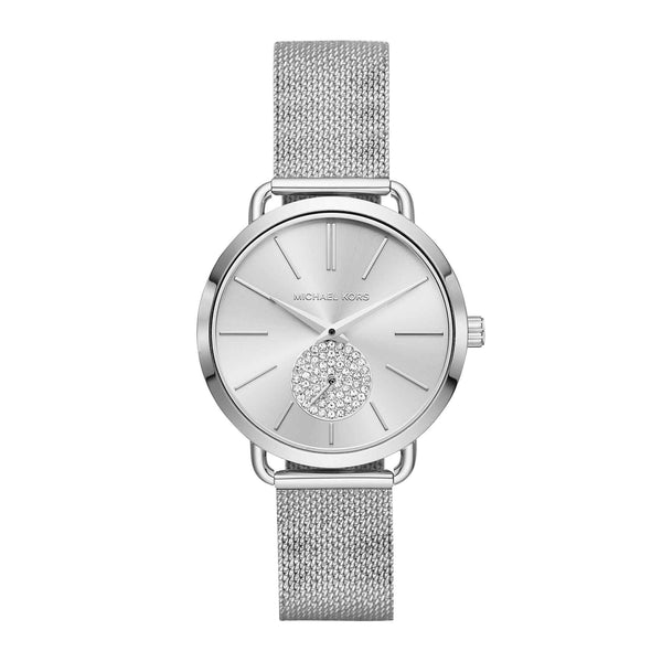 Sølvfarvet Michael Kors Portia MK3843 dameur med hvide sten på chronographen på den grå urskive. Uret har mesh-lænke. Uret er set forfra.