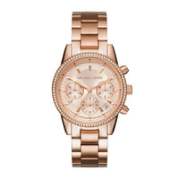 Rosafarvet Michael Kors Ritz MK6357 dameur med hvide sten i kransen. Uret har en rosa skive og en rosafarvet lænke. Uret er set forfra.