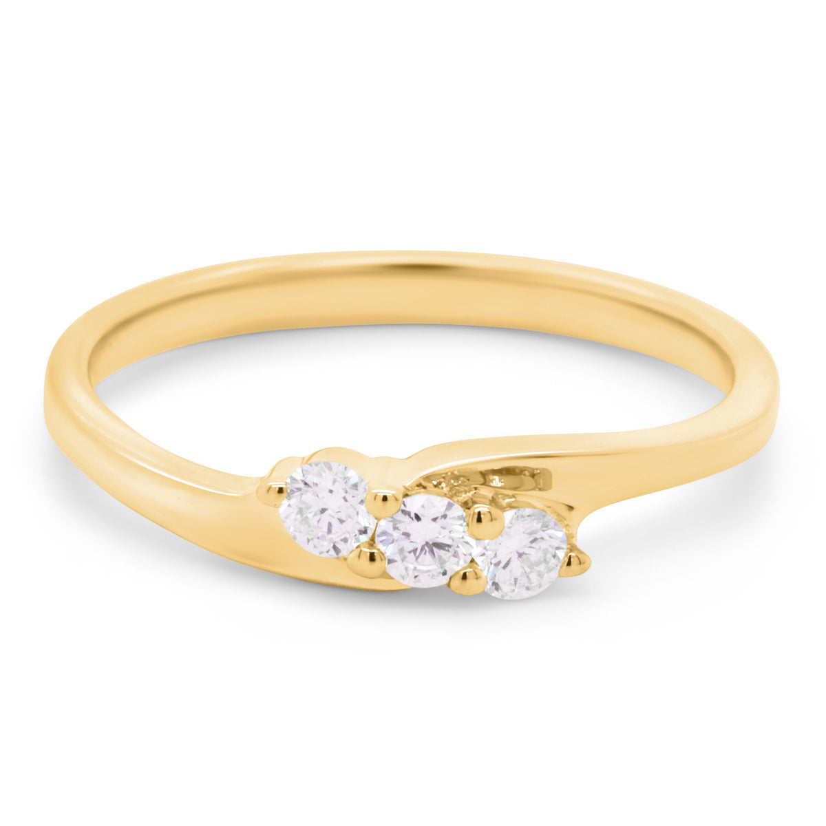 Milan ring i 18 karat guld med tre diamanter på i alt 0,18 carat i et svungent design, hvid baggrund