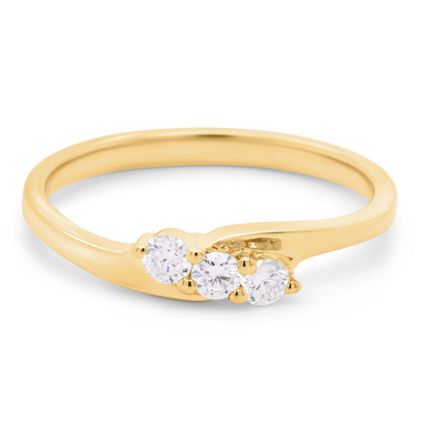 Milan ring i 18 karat guld med tre diamanter på i alt 0,18 carat i et svungent design, hvid baggrund