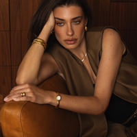 Mockberg Belle Oval Petite Large Bangle guldfarvet dameur vist på håndled
