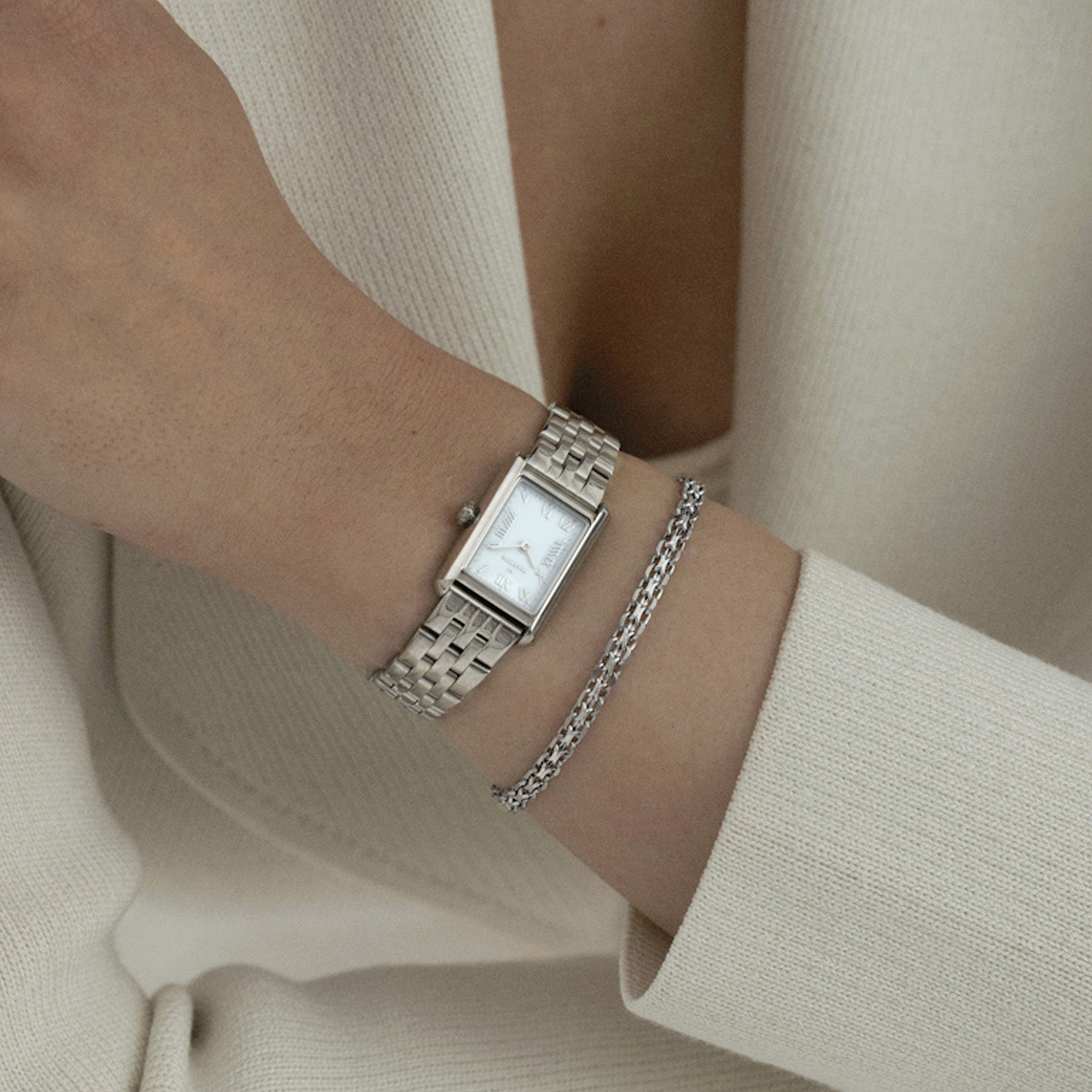 Mockberg Timeless Darling Combo dameur og armbånd vist på håndled