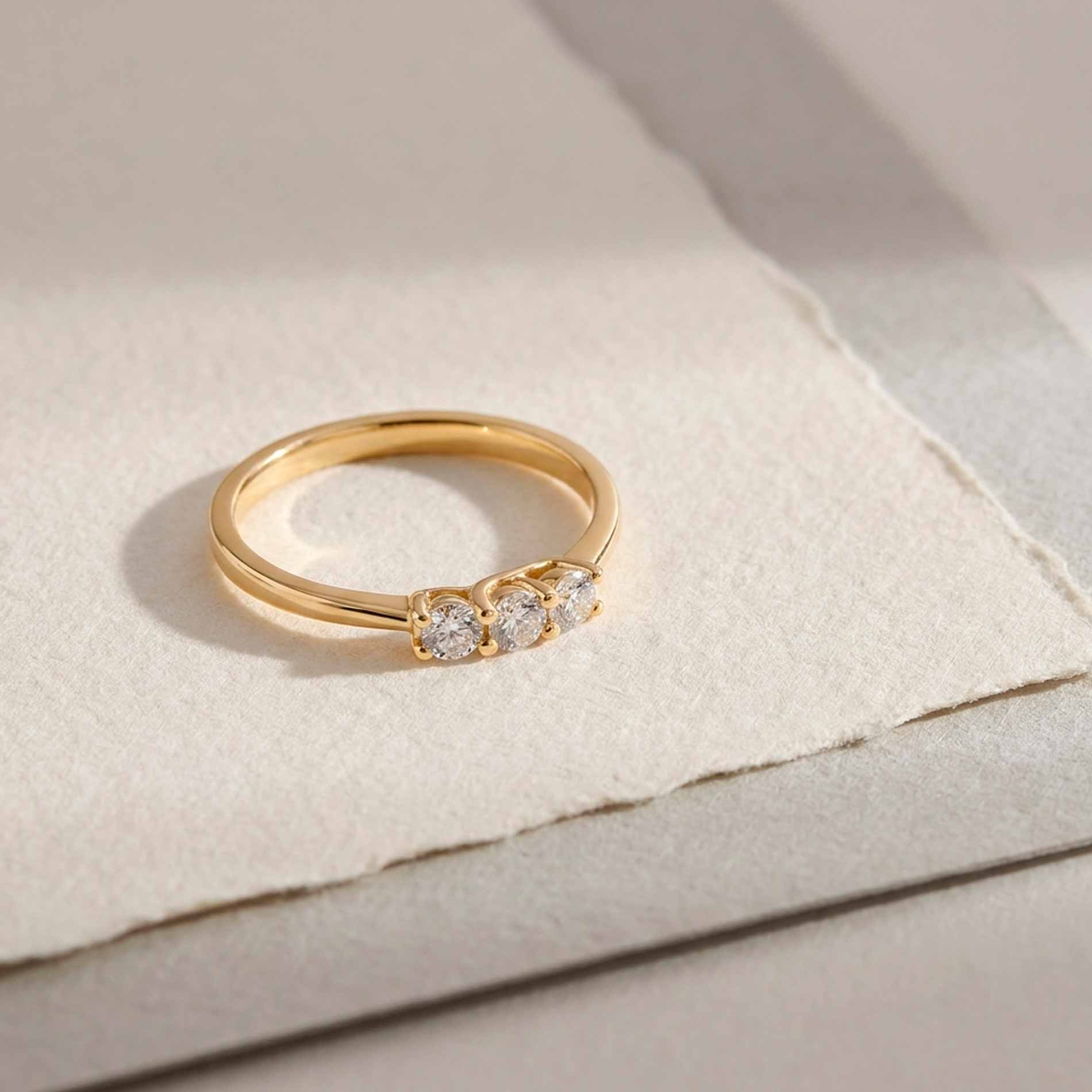Molly alliancering i 18 karat guld med 0,17 ct diamanter