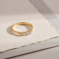 Molly alliancering i 18 karat guld med 0,17 ct diamanter
